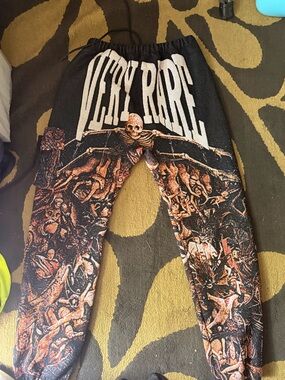 Graphic joggers Men in Black and Brown